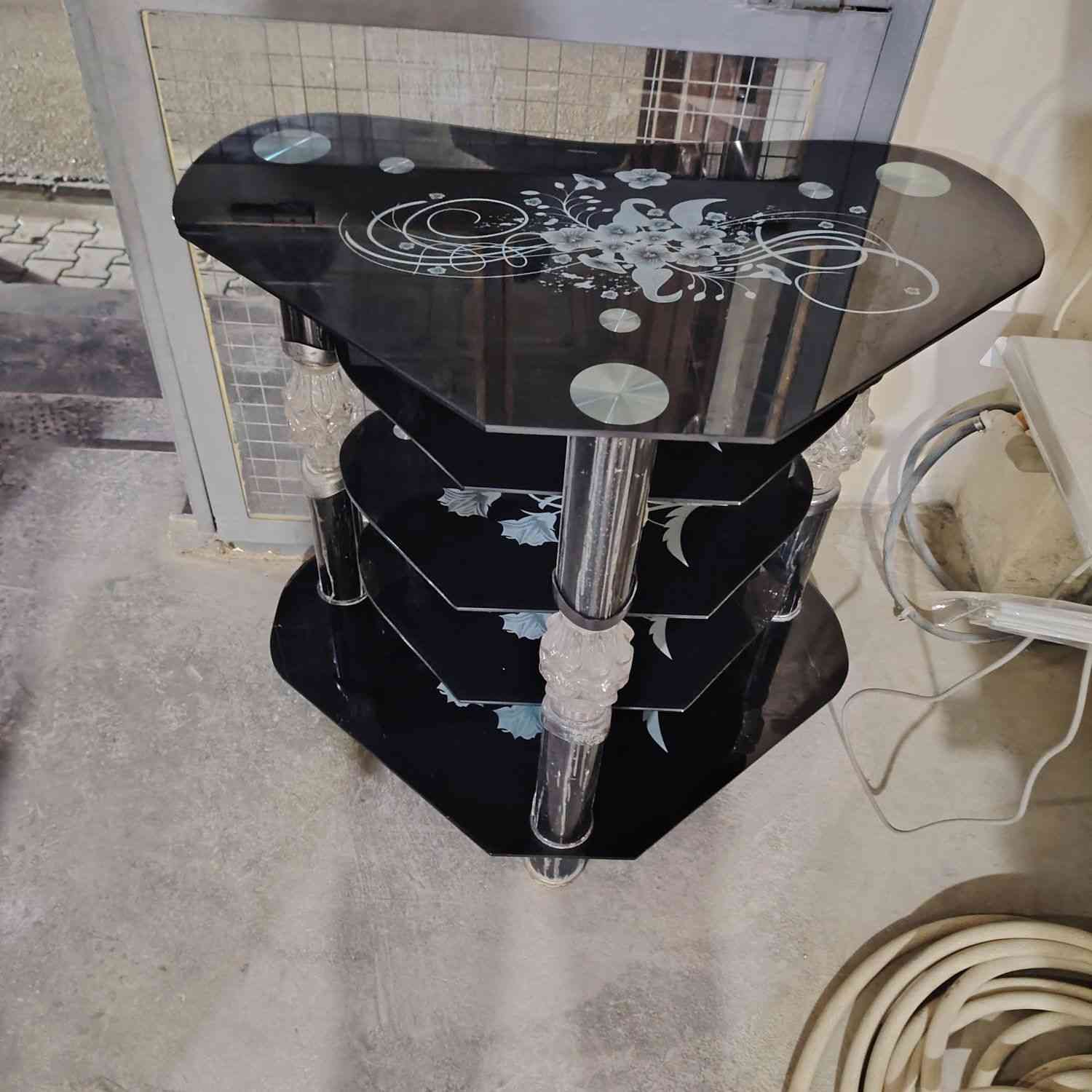 ميز للبيع اخو الجديد  السعر 30 الف وبيها مجال بسيط
للاستفسار ***********
