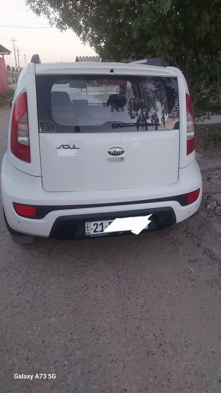 للبيع سيارة صول بيضاء اللون خليجية  موديل ٢٠١٣ محرك ١٦٠٠ دوش رقم سليمانية وهزة جديد كير ومحرك نظيف تخم تايرات جديد  نص مواصفات تحكمات ستيرن
داخل احمر واسود شاشة وكامرة خلفية وحساس خلفي 
بيها ضرر بارد وصبغ بابين جوة التريشه فقط مع تقشير بالصبغ  السيارة بأسمي تحويل مباشر 
السعر ٨٥ ورقة وبيها مجال للتواصل واتس اب ***********
