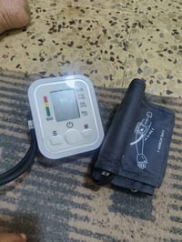 جهاز ضغط • يحتاج بطاريات • يشحن