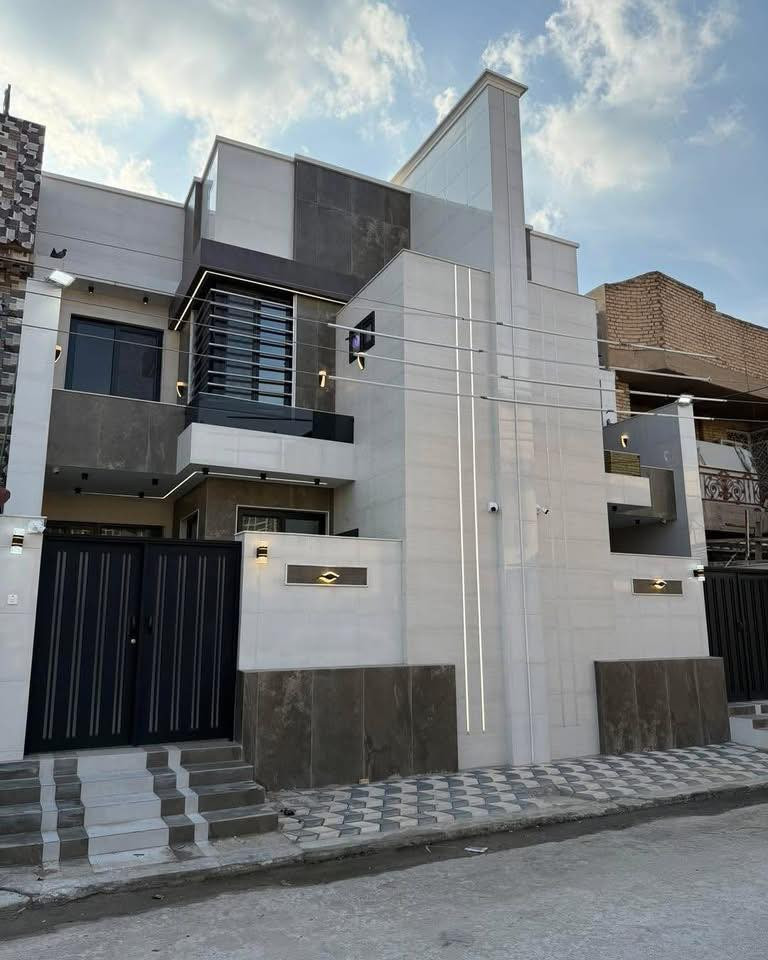 مكتب اياد اعلان عن دار للبيع 120حي الغري  النجف الأشرف 🧿اللهم صلِ علىٰ محمد وآل محمد 🧿
سعر مناسب 
التفاصيل:عندك عقار للبيع او مراوس دار قطعه ارض مرسله مكتب على رقم مكتب المساحه 120م 
- الطوابق: طابقين 
- 4غرف نوم 
- البناء: صب 
- الموقع:حي الغري  منطقه راقيه خلف 4شوراع الغري النفط شارع 10الواجه 6نزال 20              للبيع او مراوس- التصميم:

الطابق الأول:غرفه 1مطبخ  استقبال صاله 
الطابق الثاني : 3غرف نوم صاله صحيات 
التواصل:مكتب اياد للعقار سعر المجال 

- الاعنوان المكتب : ***********/***********
- العنوان: حي السلام شارع المكاتب او شارع ابو دجاج قرب شارع مستوصف 

هذا الإعلان يظهر دارًا فاخرًا للبيع، مع تصميم عصري وتصميمات أنيقة.
