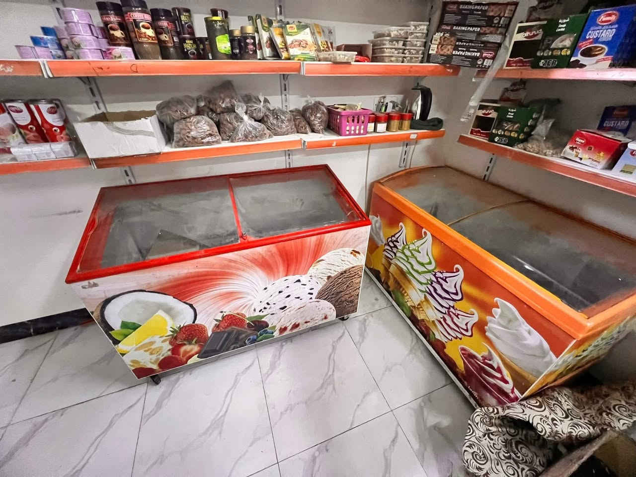 غراض اسواق للبيع شلع مابيع مفرد مكاني داقوق
سبعه برادات 
مجمدات ٢رفوف وبلام ميوزه واكو غراض مامصوره هم عارضات جبس اكبر حجم اثنين ماعده الي بلصوره شراي اتصال ***********
