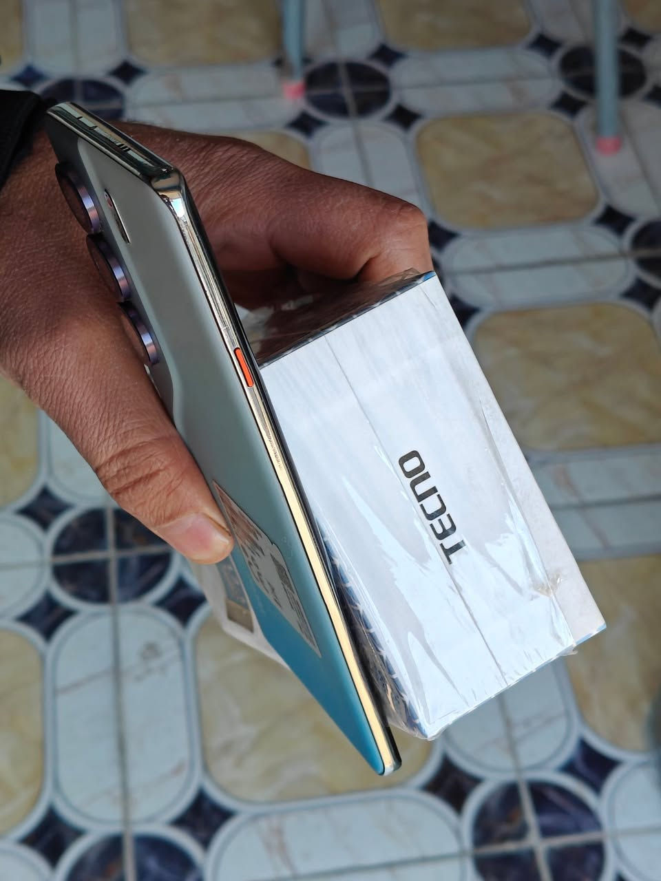 السلام عليكم 
كمن 40 بروا نسخة 4 جي
ذاكره 256/16 نظيف أخو الجديد كامل ملحقاته الاصليه 
السعر 225  الف سعر ثابت ونهايه 
موجود توصيل محافظات 
مكان المكتب بابل 
ظمان الجهاز 3 أيام من أي خلل أو صيانه 
***********
