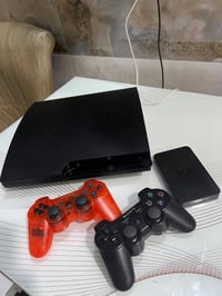 ‏سلام عليكم شباب   (جهاز بلي3مهكر)   للبيع الجهاز كلش نظيف كامل ملحقات...