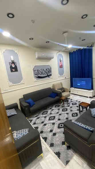 بيت مساحة 100 مسلح
واجهه 5 نزال 20 بناء سنة 2020
طابقين يحتوي على ٣ غرف نوم 
الطابق الاول استقبال + مطبخ + منور + غرفة نوم + خدمات 
الطابق الثاني غرفتين نوم + خدمات 
الطابق الثالث غرفة نوم هيكل بعدها + سطح وبيتونه 
الموقع / نزلت جسر البنوك 
 ***********
