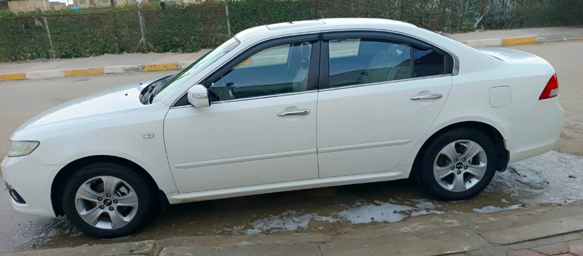 السلام عليكم 
اوبتيما 2010 أبيض خليجي مكفولة من كل النواحي عدى باردات بسيطة 
 فول مواصفات عدى البصمة 
رقم بغداد دولي بأسمي الشخصي 
مكاني ناصرية مركز 
مراوس ( سيارة عالية ) 