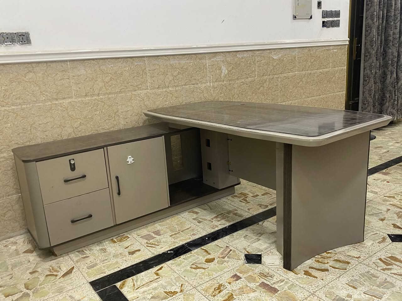 ميز مكتب للبيع عرض متر و60 /سم نضيف مكاني بغداد
حي اور 
شارع المخازن للاستفسار *********** سعره مناسب
