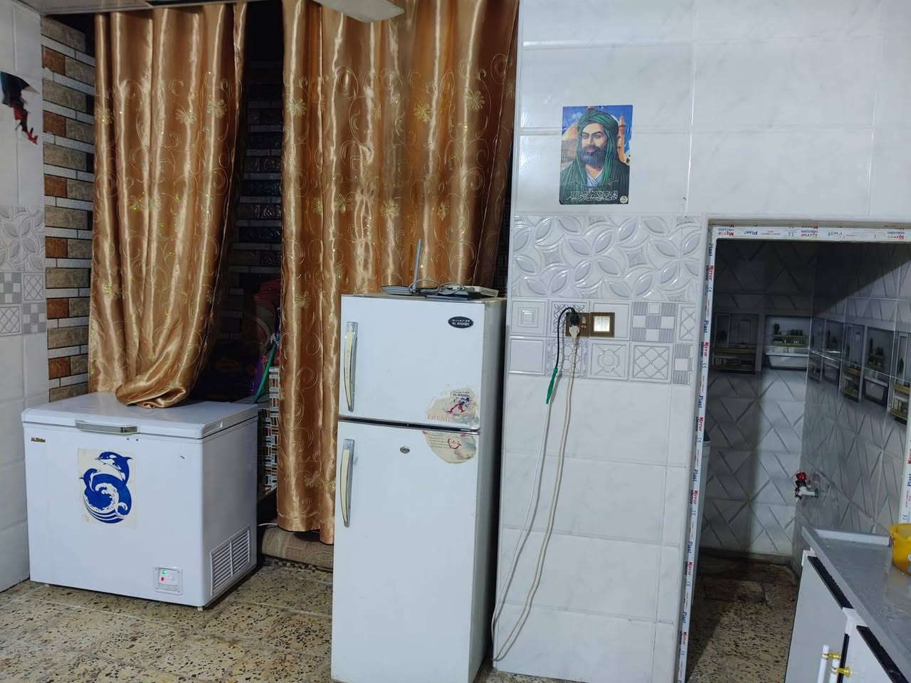 بيت عله طريق السنيه حي الامين شارع الساده الفواديين قريب الشارع العام ماء كهرباء مولده مجاري تبليط بيت مساحه 140 م للاستفسار *********** ديوانية, القادسية
