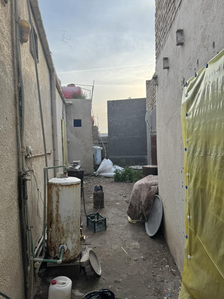 بيع بيت مساحه كليه 700 متر بناء 400 متر ارض زراعي بيه اربع غرف ومطبخين وصالتين ودوانيه وحمامين وحديقتين حديقه مساحتها 150 متر  بناء حديث لتواصل ع سعر واستفسار ع رقم ***********
