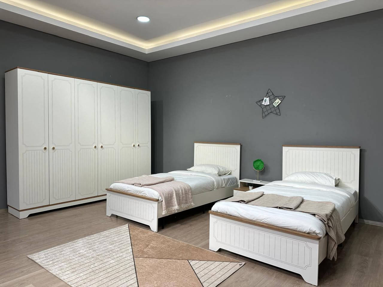 تم تفريغ حاوية 
 موديل شبابي كانتري6 قطع 
سرير سيبايه ثابت
كنتور 6 باب
الشد والنقل داخل بغداد مجاني 
حجز وستفسار وتساب 
***********
***********
اصلي ولسه تقليد
