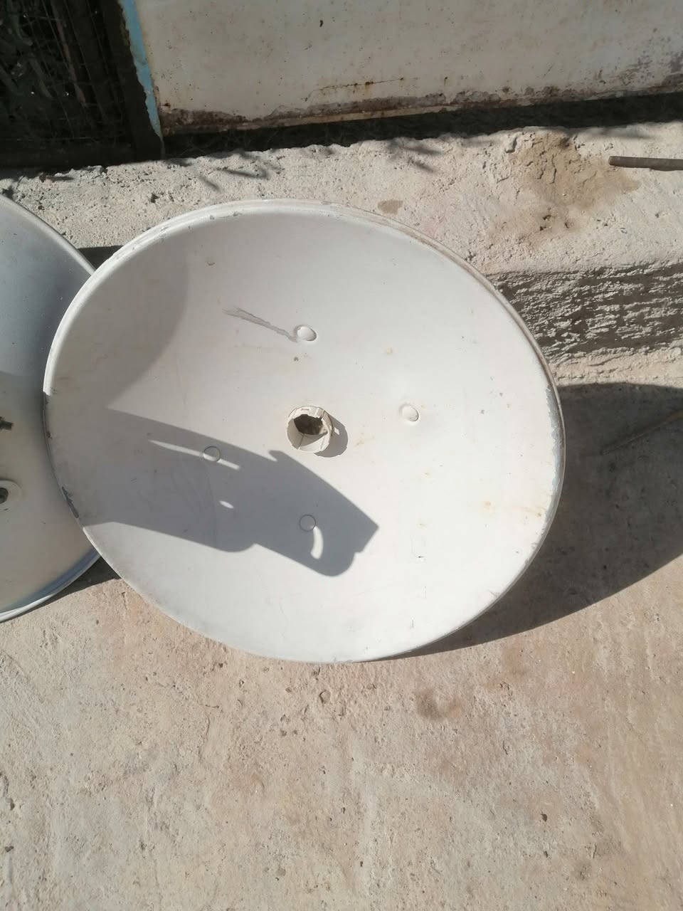 السلام عليكم
عندي هذني الصحونه ثلاثه واحد كامل وثنين بس الصحن للبيع ***********
