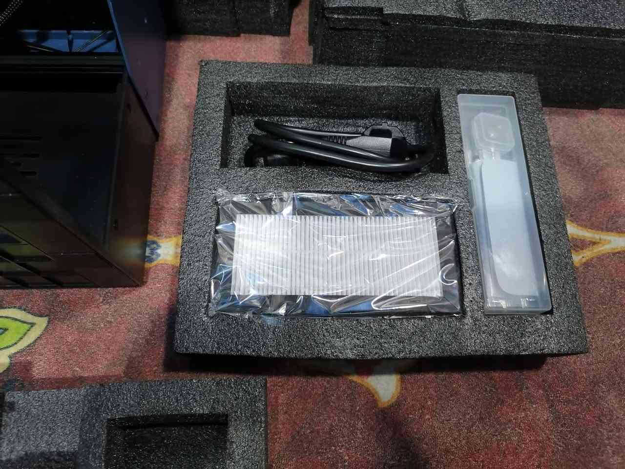 الصورة ماكينة نقش بالليزر من العلامة التجارية SCULPFUN، وتحديداً من سلسلة iCube Pro.
المواصفات والمميزات الرئيسية:
الوظيفة: تُستخدم الماكينة لقطع ونقش المواد المختلفة باستخدام تقنية الليزر.
نظام الفلترة: تأتي مزودة بفلتر دخان مدمج لتنقية الهواء أثناء عملية العمل.
التحكم: يمكن التحكم بها من خلال تطبيق خاص عبر الهاتف الذكي أو الكمبيوتر.
الأداء: تتوفر الماكينة بعدة خيارات من حيث قوة الليزر، مثل 5 واط في موديل iCube Pro أو 10 واط في موديل iCube ProMax.
التوافق: تدعم العمل مع الملحقات المختلفة مثل المحور الدوار (Rotary Chuck) لنقش الأجسام الأسطوانية.  خوان بيه نقص القاعد الوسط  والجامه الواقيه  شغاله شغاله


**إذا كنت صاحب هذا الإعلان وتريد حذفه لأي سبب، رجاءا أرسل رسالة إلى الدعم الفني**