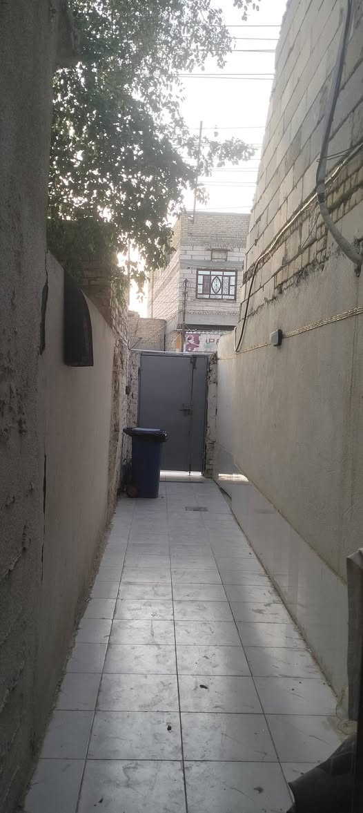 بيت طابقين نص خلفي للبيع المساحه 120متر الطابق الارضي غرفتين وصاله واستقبال وصحيات،عدد2ومطبخ 
الطابق الثاني غرفتين ومخزن وسطح 
السعر 130
العنوان حي اريدو قرب السوق رابع بيت عن جامع الرسول الاعظم على الشارع الرئيسي مقابل افران الرسول الاعظم 
للاتصال والاستفسار ***********
