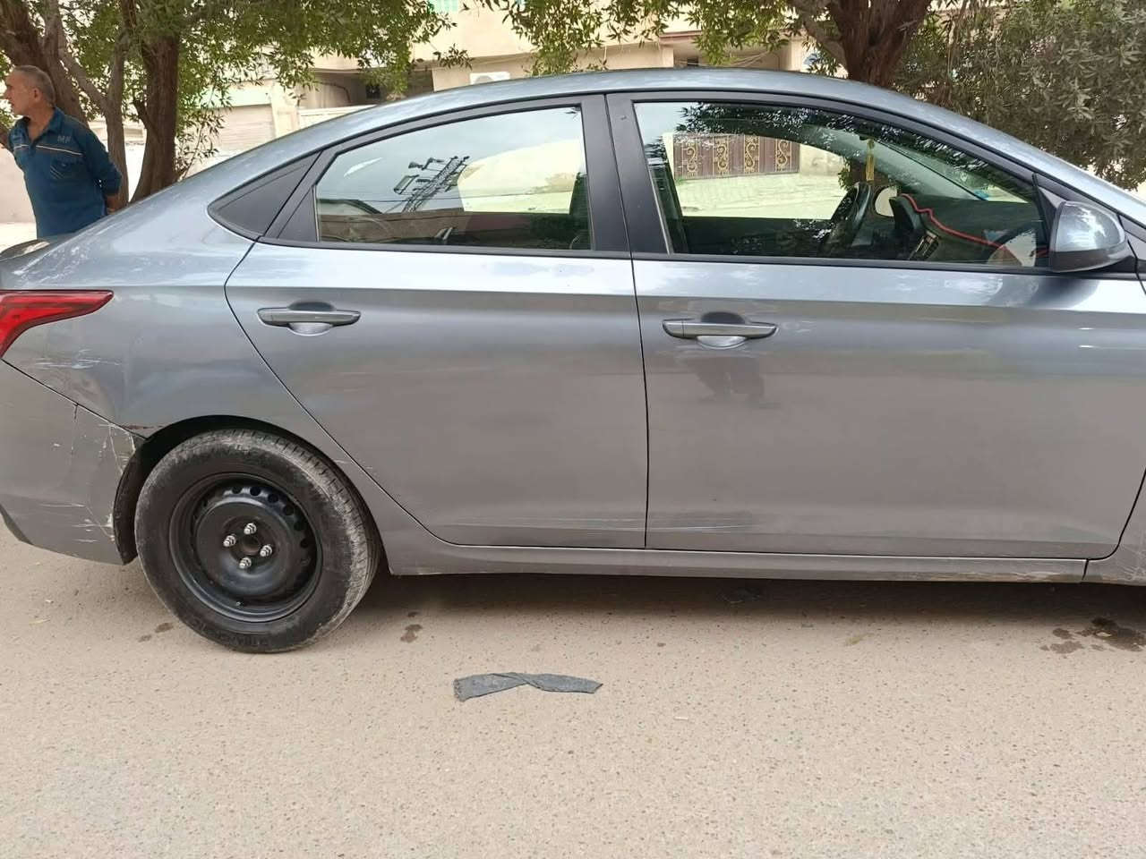 سلام عليكم
اكسنت موديل ١٩ 
وارد امريكي مكينة 1600
ماشية 40 الف مايل
والسيارة بيه طخات بسيطة 
سعر 105 وبيه مجال
***********
