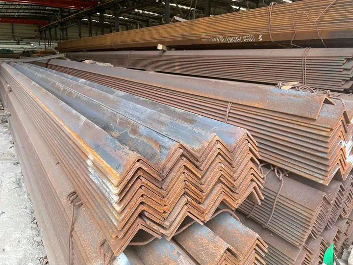 سندويج جديد وشيلمان وشخاط وزوايا 
وجينكو وكافه انواع الحديد متوفر 
البصره للاتصال *********** بي وات ساب البصرة, العراق
