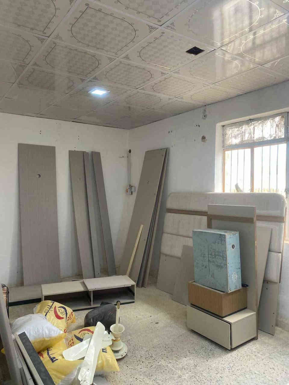 شقة طابق ثاني معزولة درج مستقل للايجار في جمعية إسكان الموانئ على الشارع العام المقابل لمستشفى الثقلين  خدمات كاملة تتكون من صالة ضيوف ومطبخ مفتوح على صالة العائلة وغرفة ومجموعة صحية مع سطح داخلي الشقة جاهزة السعر ٤٠٠ الف شامل اجور الماء والكهرباء للاتصال واتساب *********** البصرة, العراق
