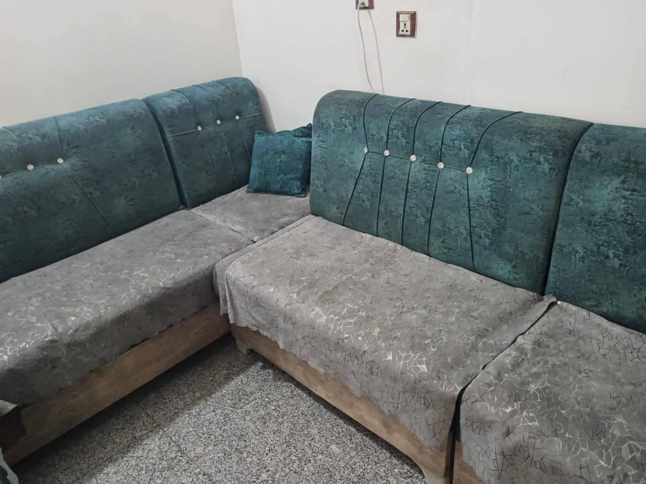 ديوان وغرفه 400 وبيهن مجال مكان سبع ابكار ***********
