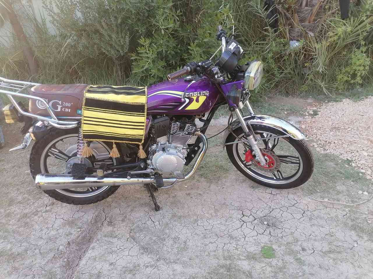 سلام عليكم شباب دراجه سيفان موديل ٢٠٢٤ أوراق كامله بعده وكاله ما نقصه برغي مكان الدراجه بابل المحاويل *********** السعر ٦٠٠ وبيه مجال بصيط *********** كفاله مكينه ٢٠٠
