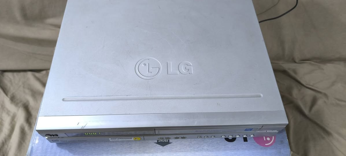 السلام عليكم
جهاز فيديو 
كاسيت كبير 
ماركه LG
صناعه كوري
فيديو مدمج ستلايت 
6 هيد 
نظام Hi-fi 
جهاز مستعمل نظيف 
مع كارتون 
بدون ريموت 
السعر 70
التوصيل 5 بغداد 6 باقي المحافظات


**إذا كنت صاحب هذا الإعلان وتريد حذفه لأي سبب، رجاءا أرسل رسالة إلى الدعم الفني**