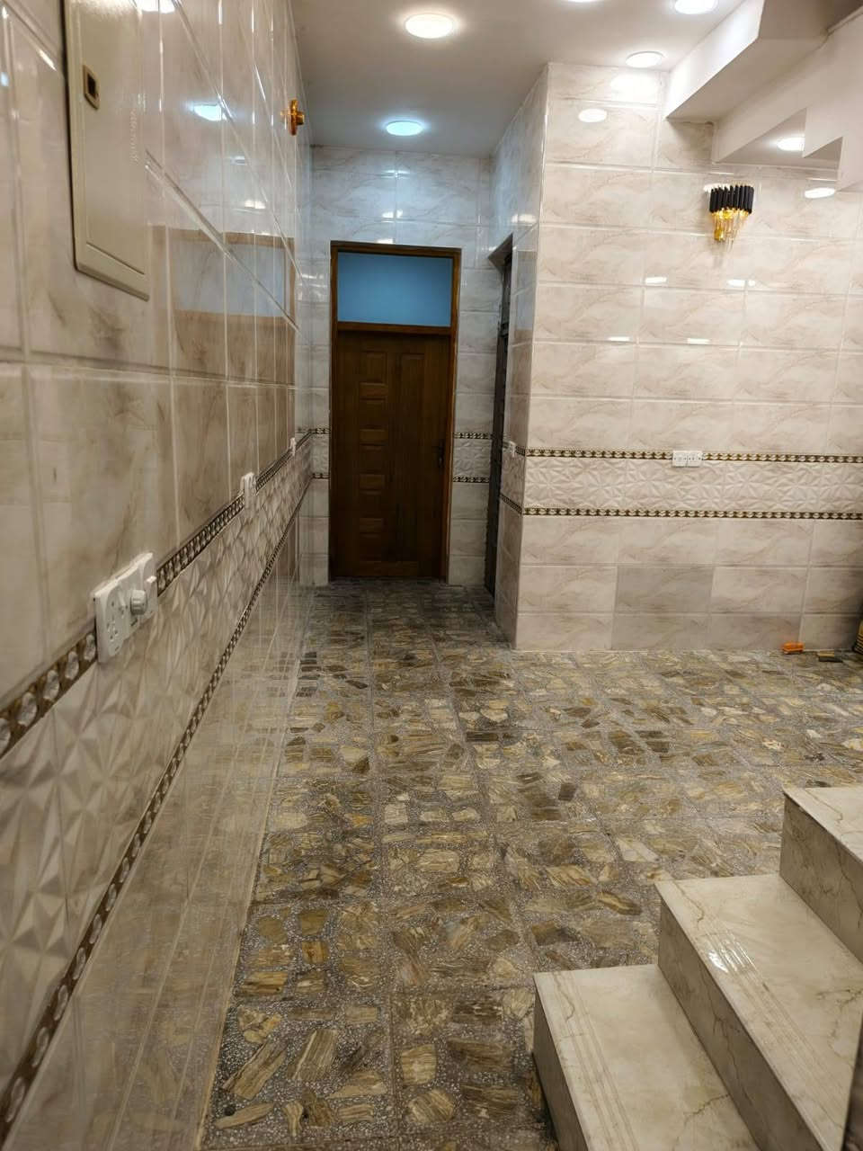 السلام عليكم// نصف قطعة شرك//المساحة 72متر// بناء 2025 التفاصيل// النص قطعة مداخل ثنين  ستقبال وحمام خارجي وغرفة نوم وصالة ومطبخ
الطابق الثاني يحتوي على غرف نوم 2 وصالة وصحيات والطابق الثالث بيتونة //رقم الهاتف//***********
