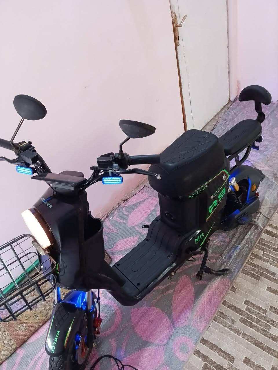 سلام عليكم  وين الي ايدولة دراجه حلوه ورخيصه  عندي هاي دراجة سرعتها109  6 بطاريت بيها طبك طافية دراجة صالي 4 تشهر من خذيتها وما ادري وايرات طابكة بيها  ابيها ع وضعيتها سعرها400 وبيها مجال مكاني البصره ابو الخصيب  هاذ رقمي فقط بي واتساب***********
