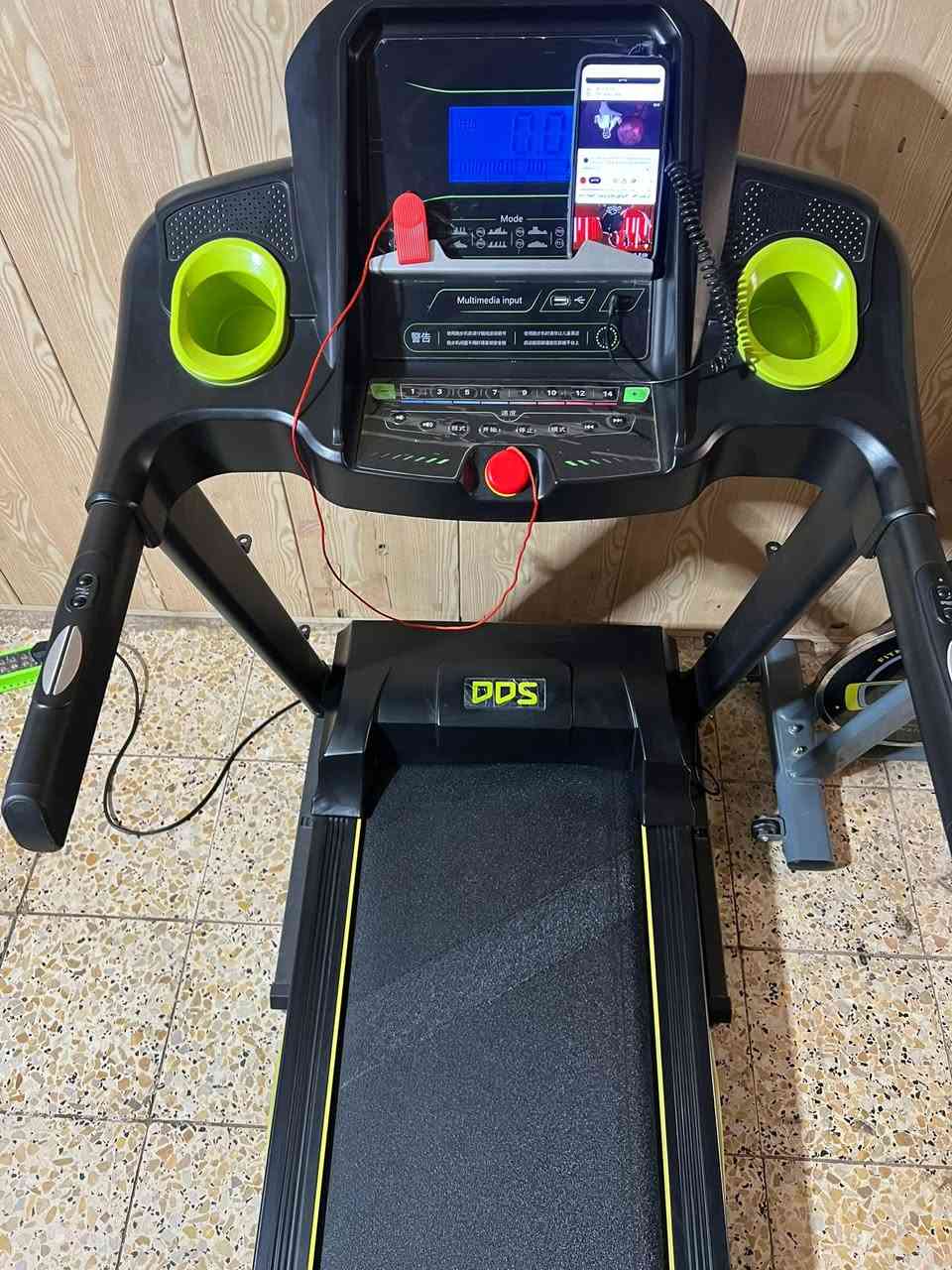 السلام عليكم جهاز جري ستعمال قليل نضيف 100/100
يحتوي على اواكس و فلاش وشاحن 
يتحمل وزن 130كيلو حقيقي
حساس نبضات القلب ومفتاح امان 
ونضام 
قياس المسافة 
السعر 225
العنوان بغداد حي لأمانة 
يوجد توصيل ***********
