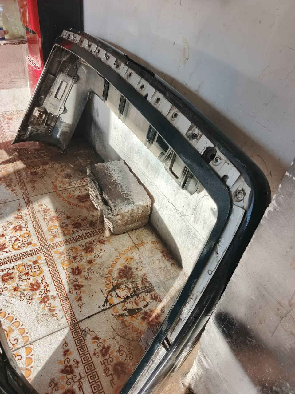 دعاميه مال 700 خلفيه اصليه كامله هيه ونيكلاتها  بيها بس هاذه الكسر الموضح  بصوره بسيط بتريشه السوده مكاتي بابل المسيب ***********   السعر 150 الف
