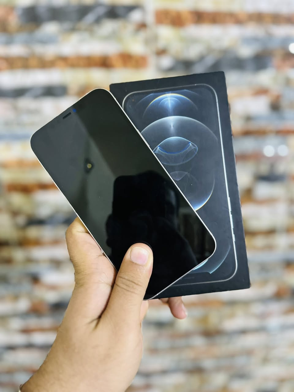 السلام عليكم
12 برو ماكس 
ذاكرة 128
بطارية 77
الجهاز وتر بروف 
الجهاز مشتري على يدي جديد ستخدام شخصي
شرق اوسط يعني جديد 
ويا الكارتون مالته 
الجهاز لا مفتوح 🔓 
ولا داخل صيانه 
كلشي شغال%100
السعر 450
متواجد على فيسبوك 
رقمي ***********
