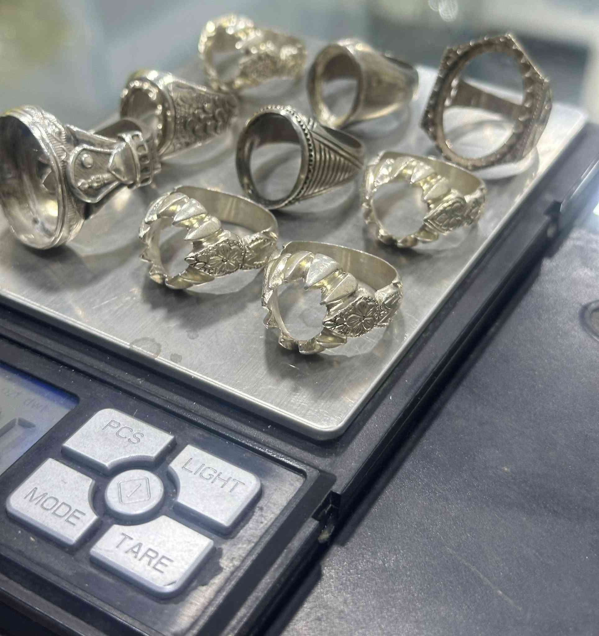 السلام عليكم
101 غرام فضه قوالب صياغات يدوي 925 و 950
سعر الغرام 5500 الف موجود توصيل مكاني بغداد 
للتواصل خاص و *********** واتس
