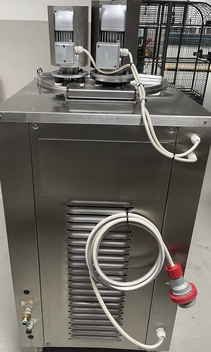 سلام عليكم لبيع بستره مارك110 لتر غير مستخدم في العراق اخو جديد لتواصل***********
