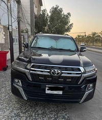 للبیع لاندکروز 2018  بغداد تحويل ثاني يوم  موصفاتها معروفه  GXR  مكانه...