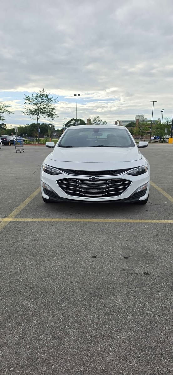 Selling a very clean and well-maintained 2019 Chevrolet Malibu LT. The car runs and drives perfectly with absolutely no issues. Perfect for daily commutes, very reliable, and amazing on gas!
​Key Features & Details:
​Title: Clean Title in hand (No accidents)
​Mileage: 101,500 miles
​Engine: 1.5L Turbo (Excellent fuel economy)
​Trim: LT
​Condition: Engine, transmission, and AC are all in 100% perfect condition. Clean inside and out.
​Price: $9,500 (Reasonable offers welcome in person)
​No lowballers. If the ad is up, it’s available. Located in Milwaukee. PM to schedule a look Milwaukee, WI


**إذا كنت صاحب هذا الإعلان وتريد حذفه لأي سبب، رجاءا أرسل رسالة إلى الدعم الفني**