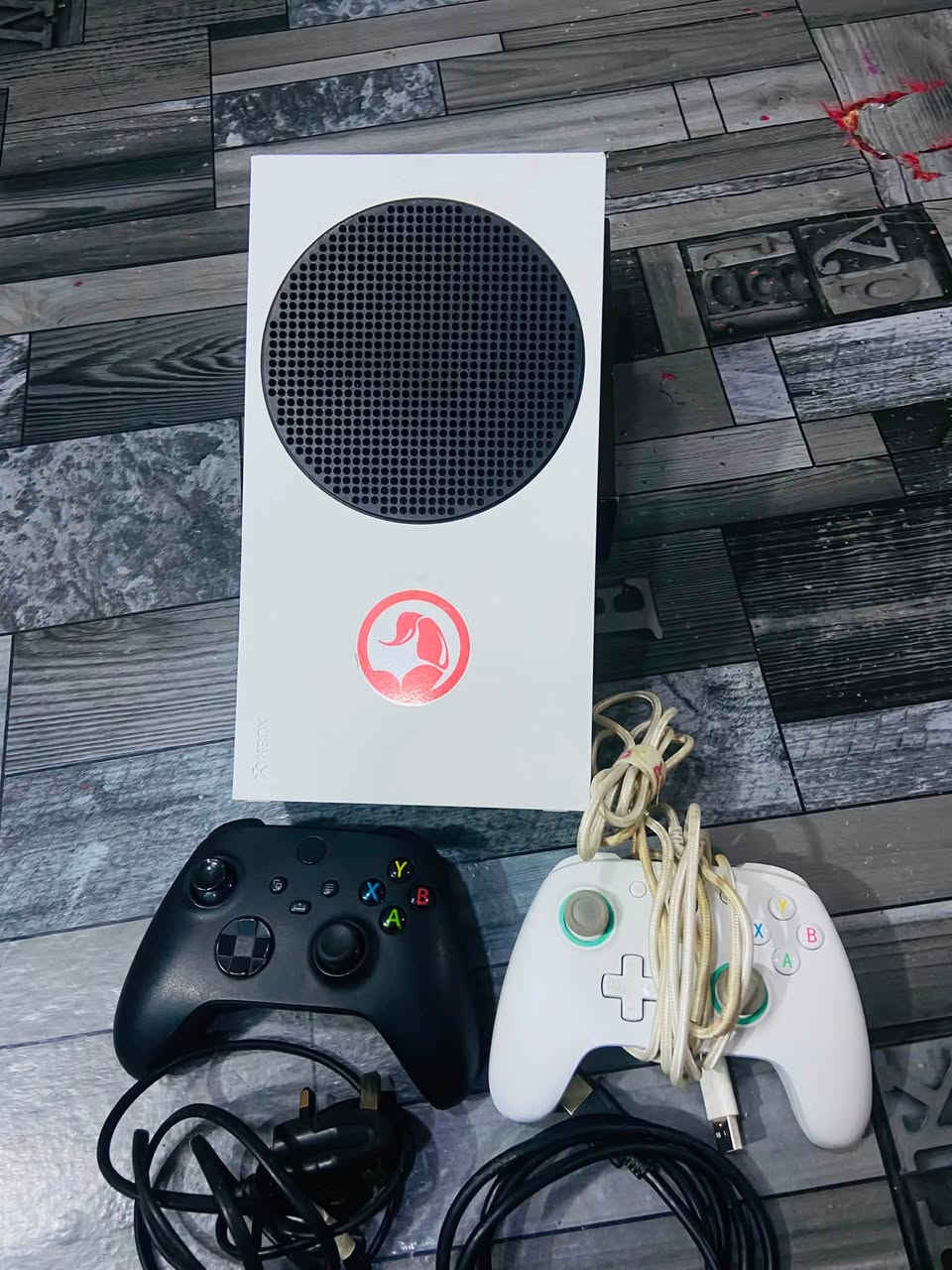اخوان XBOX SERES S
الجهاز استخدام قليل الجهاز نضيف ومرتب تجي تشوفه وتلعب بي الجهاز ضامه وتاركه صارلي هواي وهسه اريد ابيعه لان طالب سادس الجهاز ويا جوستكين ويا ubs بس عوزه بطاريه ويا حساب بي 
لعبه ريد ديد
جي تي اي 5
وكم لعبه 
السعر 400
المكان كربلاء الرقم ***********
