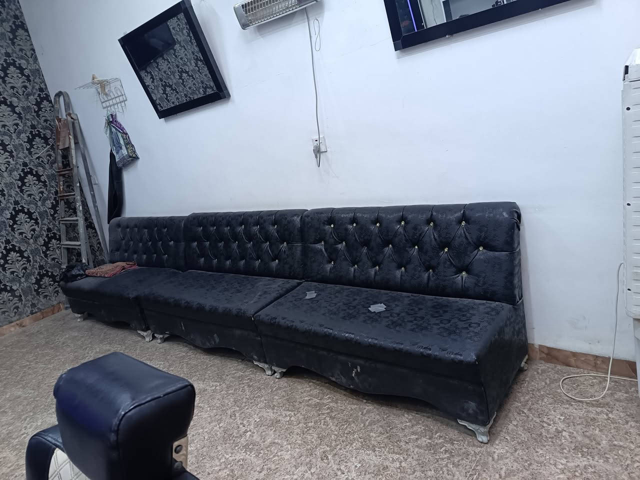 السلام عليكم.. بسعر مناسب
صالون  كامل مع ادوات الحلاقه كافه مكانهن صلاح الدين الغراض كلهن انظاف الشراي يتصل ويدلل ***********
