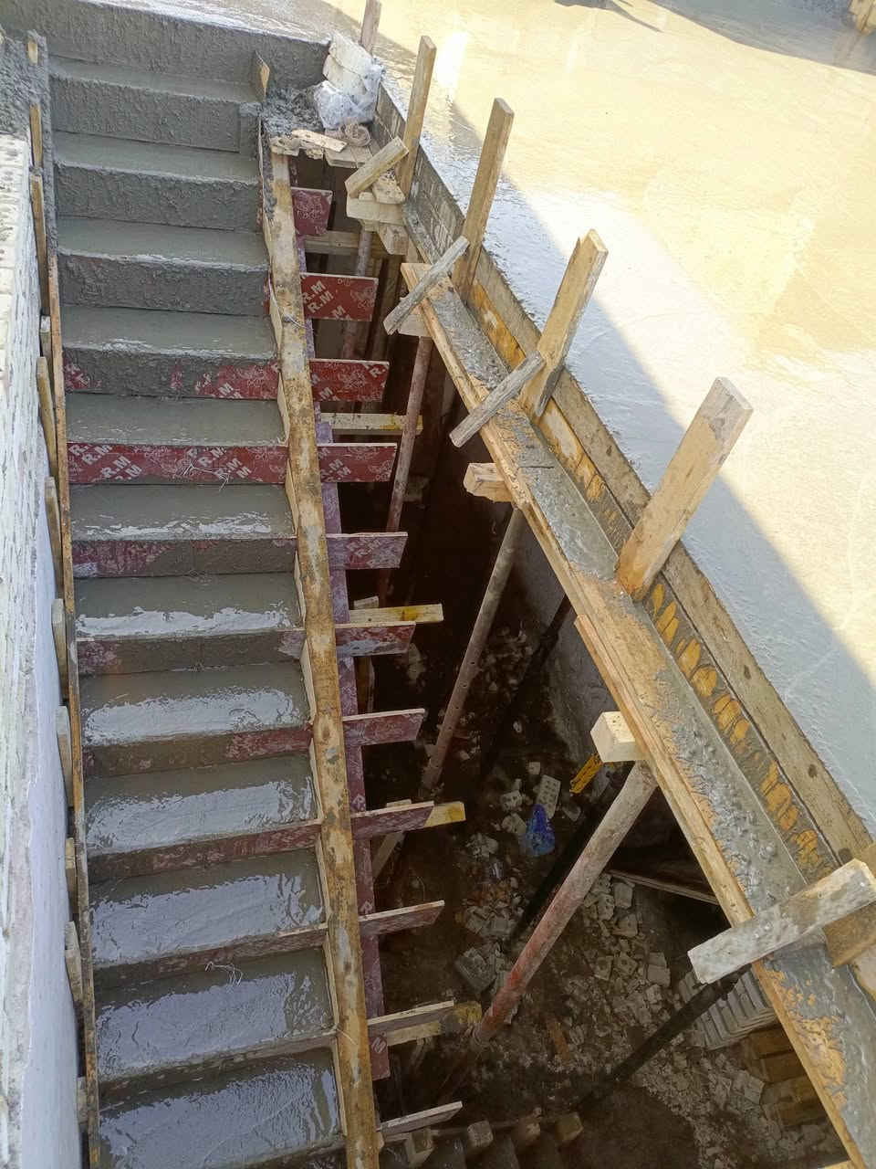 يالله نجار قالب متفرغ عمل درجه اولئ وقالب جديد اي استفسار تفضل اتصل وبخدمتك *********** مكاني بغداد واشتغل جميع مناطق بغداد
