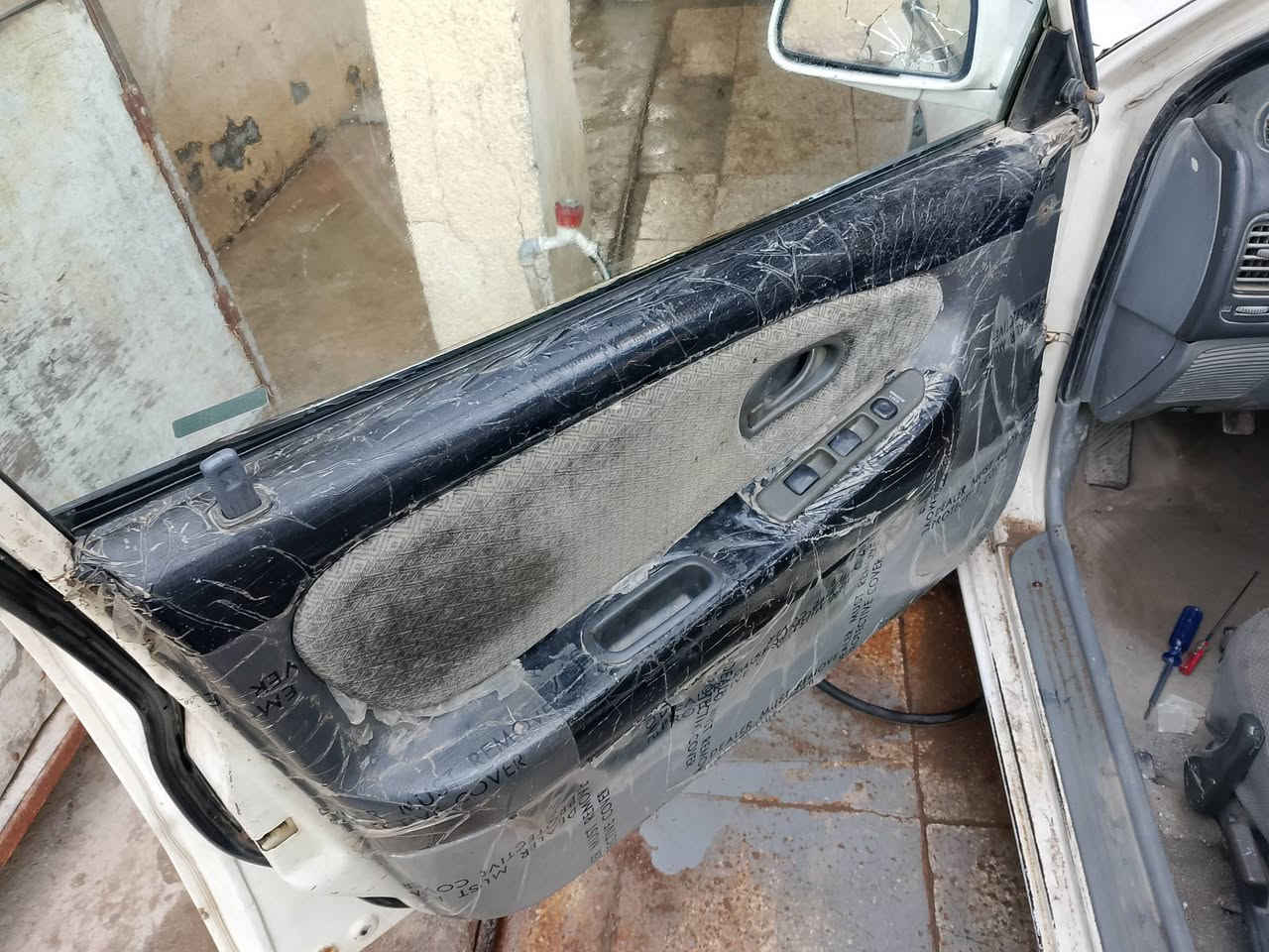 ويره ٢٠٠٢بسمي سنويه ٢٨حره لسياره نضيفه وحلوه تبريد شغال كهربائيات كله شغاله يرادله حداديه خلفيه مابيه صبغ بس لجاملغ لواضح بالصوره ممصبوغ بس مصلح بارد وبيه ضربه بالباب لخلفي ممصلحه تريد صلحه تريد تبدل باب يرادله ترتيب بصيط كير محرك خير من الله رايده ب٤٠وبيه مجال حق الجيه مكاني بغداد ابو غريب هذا رقمي وتس اب***********
