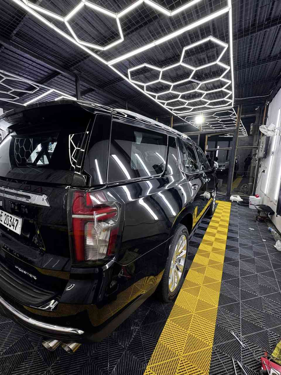 السلام عليكم 
تاهو بريمير 2023 أعلى فئة بالتاهو 
خليجي وكالة المنصور ماشية ٦٧ الف كيلو
رقم بغداد تحويل ثاني يوم 
كفالة عامة والسونار مرفق بالمنشور 
النضافة شوفة عينك سيارة بالچيس وممشاهة وموديلهة يشهدن 
مواصفات السيارة ميكفيهن هذا المنشور هية تاهو وفول ويمك الحساب بس للمعلومة 
السيارة نضام تعليق هوائي اربع ارتفاعات 
وست وضعيات قيادة 
بانوراما 
كاميرات محيطية 360 بالاضافة لمحاكي للشارع 
هيدز اب ديسبلي عرض على الجامة 
سماعات عدد ١٦ محيطيات
دواخل جلد قرميدي 
وبعد كلش هواي مواصفات 
سعر السيارة ٥٣٧ وبيهة مجال 
مكان السيارة ديوانية 
تجي تگلب وتقتنع وتاخذ السيارة ببلاش 
وهذا رقمي ***********
