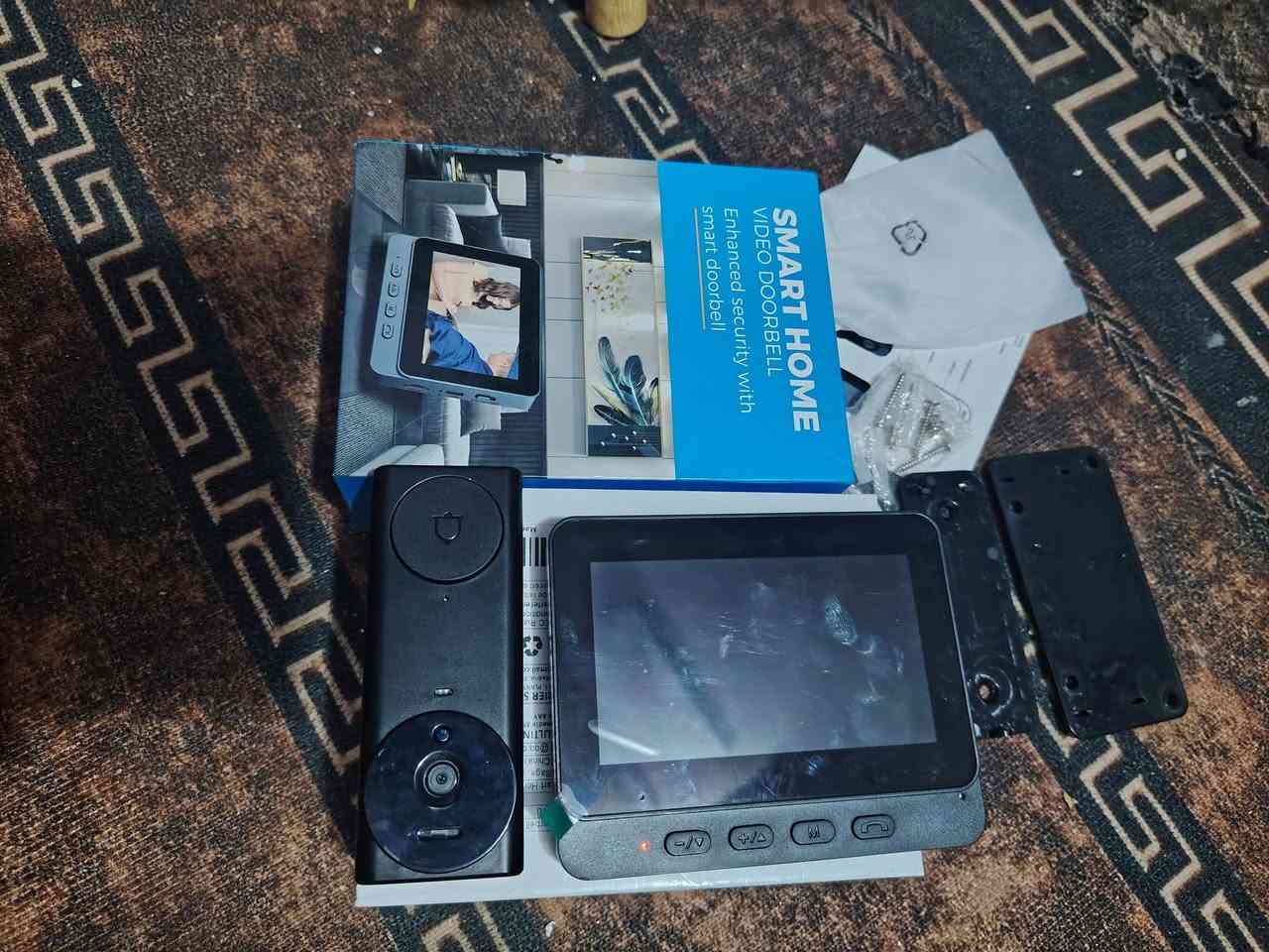 المنتج هو جرس باب ذكي بالفيديو (Smart Home Video Doorbell). إليك أهم ميزاته: 
يتميز بسهولة التركيب حيث لا يحتاج إلى أسلاك (لاسلكي) ويتصل بشبكة الواي فاي المنزلية.
يحتوي على مستشعر للحركة يرسل تنبيهات مباشرة إلى هاتفك الذكي عند اكتشاف أي حركة أمام الباب.
يوفر خاصية المشاهدة المباشرة عبر تطبيق مخصص، مما يتيح لك رؤية من أمام الباب من خلال شاشة داخلية أو عبر هاتفك. سعره ٢٥ الف


**إذا كنت صاحب هذا الإعلان وتريد حذفه لأي سبب، رجاءا أرسل رسالة إلى الدعم الفني**