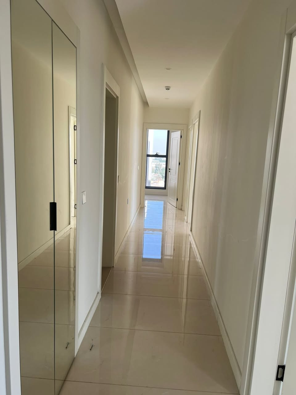 ✨ فرصة مميزة للبيع في مجمع مارينا السكني ✨
🏢 شقة فاخرة بموقع مميز وإطلالة رائعة
📍 مجمع مارينا السكني – B2
📐 المساحة: 189 م²
🏙️ الطابق: عالي 
🌉 إطلالة مباشرة على الجسر والبوليفار

✅ الشقة مدفوعة بالكامل (كاش)
✅ حرة بالكامل
✅ بدون قرض الدولة

💰 السعر المطلوب: 375 مليون فقط

شقة تجمع بين الموقع الراقي، المساحة الواسعة، والإطلالة المميزة… مناسبة للسكن الراقي أو الاستثمار 🌟

للاستفسار والمعلومات أكثر يرجى التواصل 

0774 027 4212

شركة الريم للعقار
