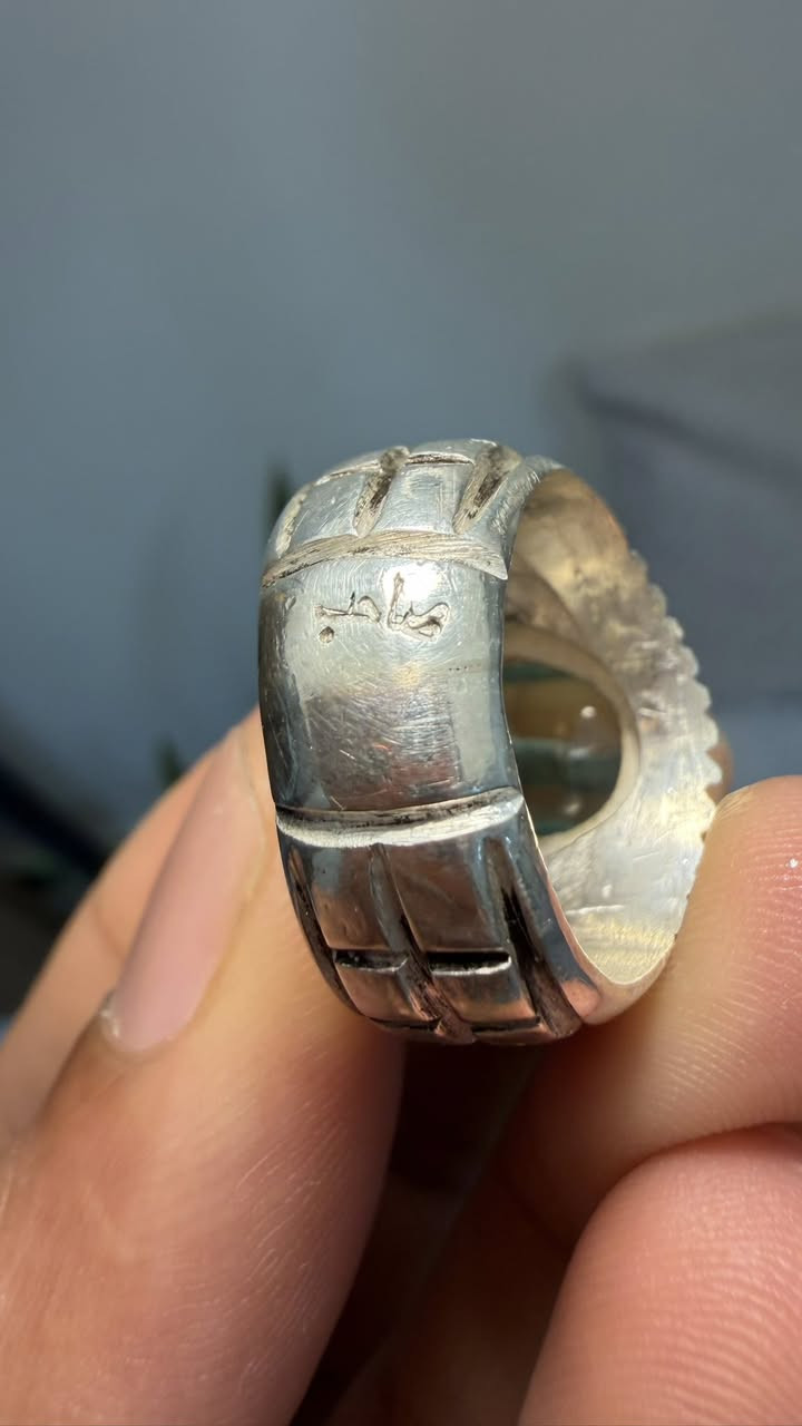 هاي القطعة مال العيد ما تتكرر  تحفة من نوادر الياقوت الاخضر  اندر لون بالياقوت قديم عباسي مشگول صياغة صاحب ثقيل يدوية  ***********
