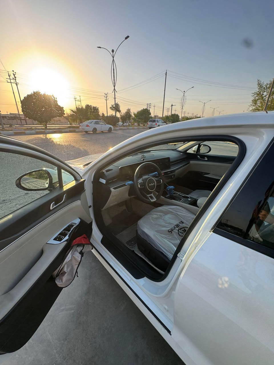 السلام عليكم 
K5 خليجي 2025 
ماشيه 23 الف فول مواصفات 
• 4سلندر GDI 2.5
•ناقل حركه اوتماتيك 8 سرعات 
•اضاءه LED امامي وخلفي 
•بنوراما
• شاشه كبيره تدعمApple CarPlay وAndroid Auto.
•شاشه عدادات رقميه
• 4 انظمه قياده 
  ECO
NORMAL
SPORT
MY DRIVE
•كاميرا خلفيه مع حساسات اماميه وخلفيه 
• دخول ذكي وتشغيل بصمه 
•مرايات كهربائيه بأشارات LED
•تبريد اوتاماتيك قطعتين
•نظام الثبات الإلكتروني ESC
•نظام مانع انزلاق TCS
•نظام مانع انزلاق البريك ABS
•مساعد صعود المرتفعات HAC
•نظام دفع امامي FWD
•نظام الـ AUTO HOLD
السياره جديده حيل مكان السياره الناصريه 
السعر 260 وبيها مجال (للشراي)
*********** Singapore
