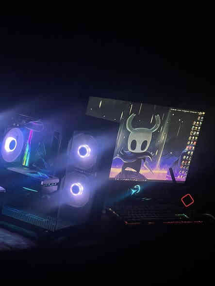 تجميعة كاملة للبيع مع ملحقات — السعر: 2,000,000 دينار
المكان: بغداد – جكوك
الشراء قبل شهرين فقط + ضمان سنة
سبب البيع: ظروف
رقمي *********** متواجد فيس واتساب 

مواصفات الجهاز:
 • الكيس: Antec CX800 ARGB
 • الشاشة:  2K:MSI MAG 275QF – 27” دقة 1440p و 180Hz
 • كرت الشاشة: PNY GeForce RTX 5070 – 12GB GDDR7
 • المعالج: Intel Core i5-14000F الجيل 14
 • المازربورد: MSI PRO B760M-E DDR5
 • الرامات: G.Skill Trident Z5 DDR5 6000RGB
 • التخزين: SSD WD Blue SN580 NVMe M.2 1TB
 • الباور سبلاي: 750W Gold
 • مبرد المعالج: مبرد هوائي أبيض (Tower Air Cooler)

الملحقات المضافة:
 • ماوس وكيبورد ميكانيكي RGB من Lertectl
 • سستم صوت كامل RGB من نفس الشركة
 • UPS قدرة 2000VA من Carbon UPS
 • سماعات محيطية RGB من Mindfrane Prime
 • ماوس باد هدية
 • كل الكراتين موجودة

مميزات إضافية:
 • يحتوي على جميع ألعاب ستيم أوفلاين
 • الحسابات كاملة جاهزة
 • ا
