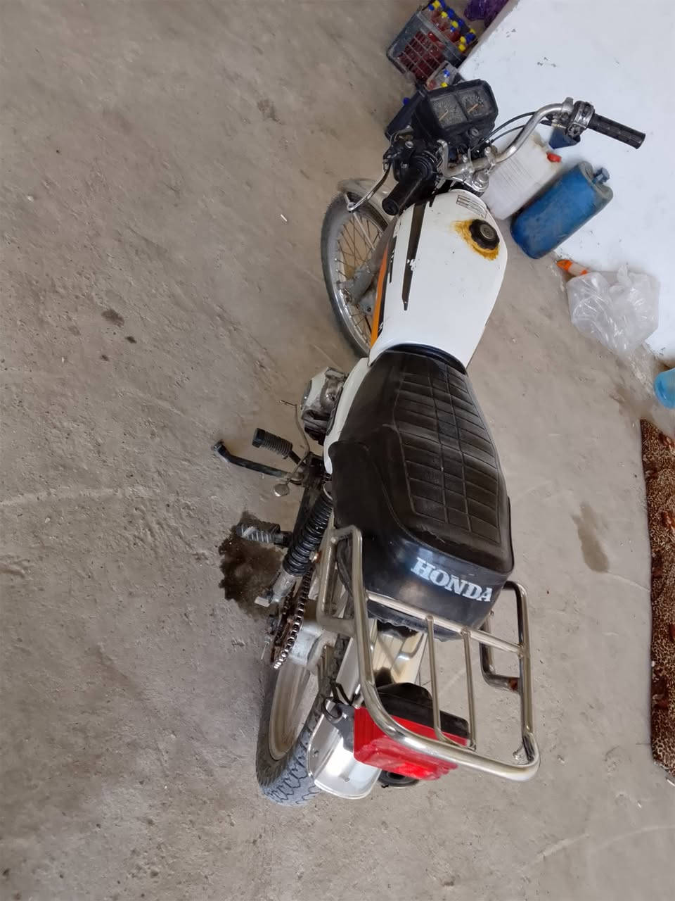 سلام عليكم 
خمسة كير كلك مكفوله سعره 250وبيه مجال قليل حك جيه مكان كربلاء الحسينيه هاذه رقم ***********
