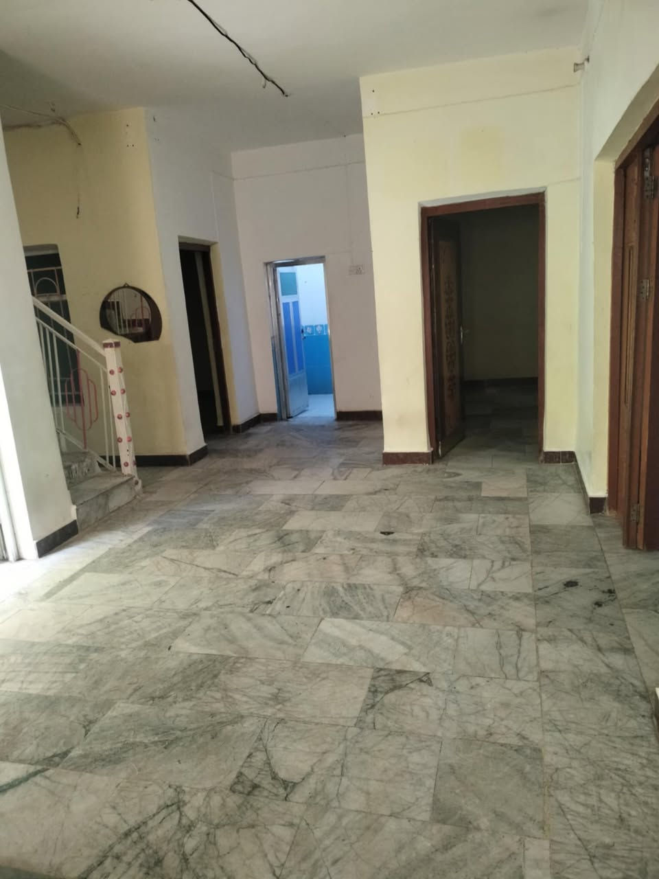 بيت الإيجار   قرب مستشفى  الأطفال محمد الموسوي 

يتكون من غرفتين وصاله و صحيات و مطبخ و استقبال 

طابق الثاني يتكون من غرفتين وصاله و صحيات و مطبخ 

استفسار الاتصال مكتب أشور للعقار 
***********  او مراسلتنا صفحه شخصيه او الواتساب
