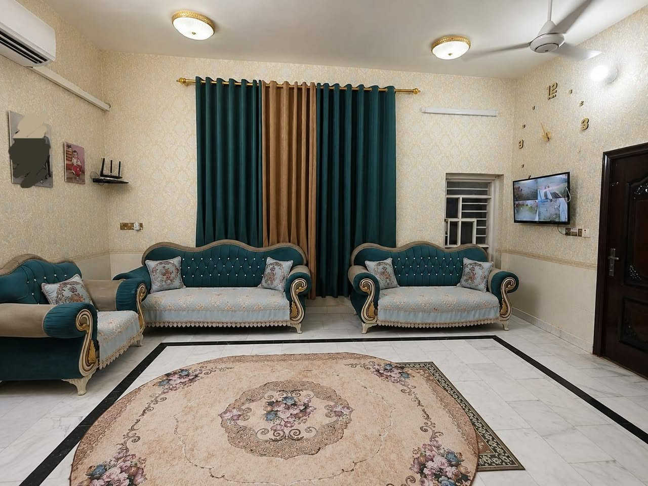 دار سكن للبيع طابو صرف
 
مساحة الدار 230 م٢ (واجهة 10م ،نزال 23 م)
موقع الدار امام ساحة ويتكون من طابقين

الطابق الاول يشمل (غرفتين نوم+ صالة + مطبخ بارد وحار + استقبال + مجمع صحيات عدد 2 + كراج سيارة كبير طول 12 م)

الطابق الأول نفس تفاصيل الطابق الأرضي علما انه معزول تماما عن الطابق الأرضي بدرج خارجي وباب الى الخارج

العنوان/الديوانية ام الخيل الثانية شارع صيدلية دانية قرب المسبح الأولمبي

للأستفسار مراسلة الصفحة أو الاتصال على الرقم ***********
