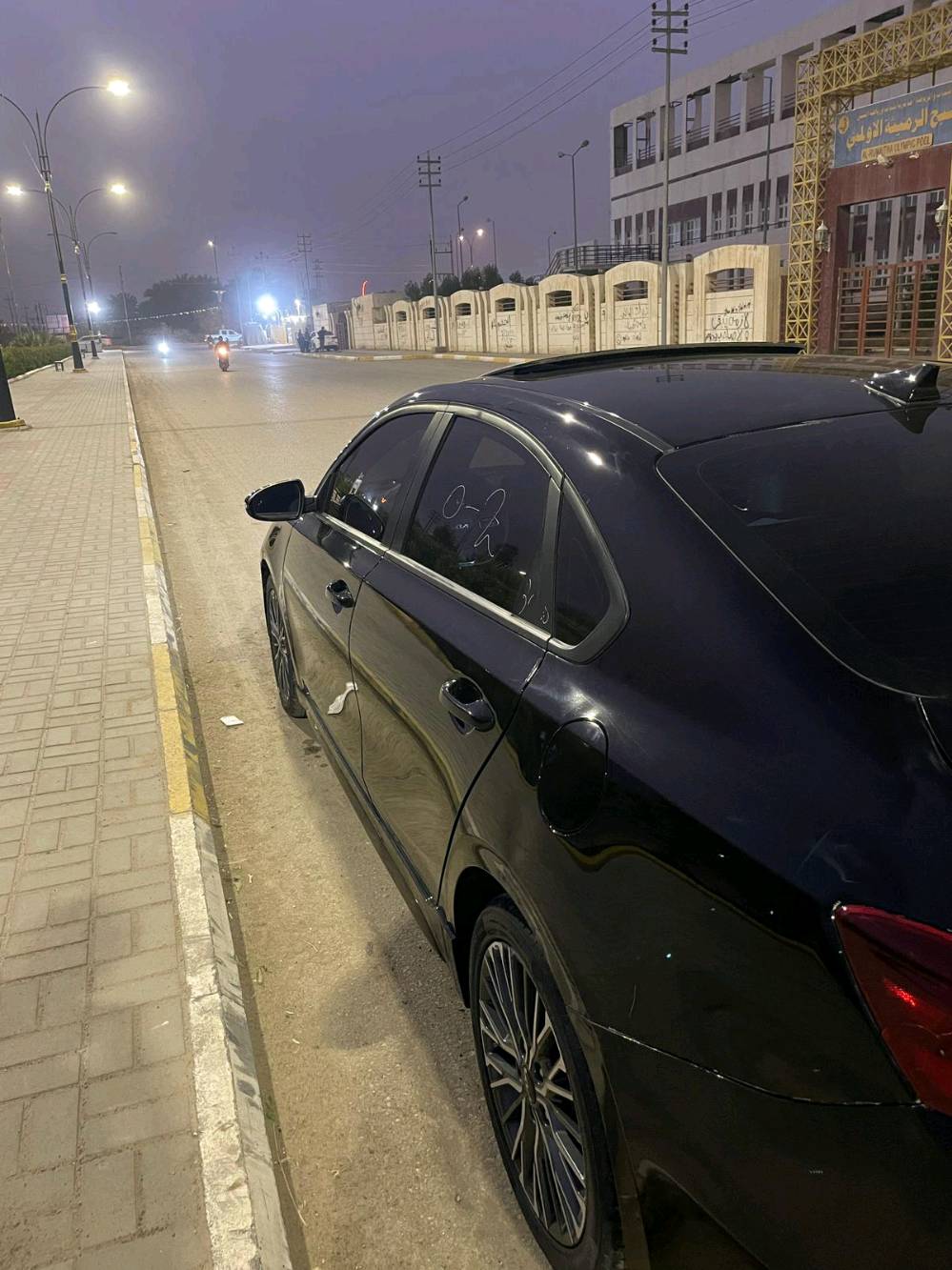 أعرض للبيع سيارة كيا موديل 2024. السيارة بلون أسود أنيق ومزودة بميزات داخلية فخمة. تم تعرّضها لحادث وتأثرت الجهة اليسرى منها كما يظهر في الصور. الأبواب الداخلية والنظام الصوتي بحالة جيدة. السيارة مجهزة بفتحة سقف، ومقود رياضي، وعجلات ألمنيوم.