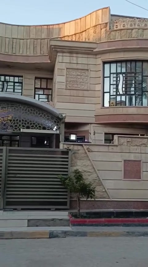 السلام عليكم
للبيع البيت 180متر .9في20 يتكون من الطابق الارضي2 غرف نوم قياس 4في 5.5 والثانيه 4في 4 واستقبال 4في 6.5 ومطبخ  وحولي  وحمام مشترك ومرافق صحيه ومنور  الطارمه 4في5.5 وتركه  جانبيه ومرافق صحيه خارجية الدرج المنيوم دائري الطابق الثاني يتكون من 4 غرف نوم نفس القياسات في الارضي بلكونه بيتونه كبيره السطح يتكون من مخازن عدد 2 الواجهيه حجر العنوان الحريه دور نواب الضباط محله ٤٢٤ قرب اسواق بيتي السعر خاص او وات ساب ***********
