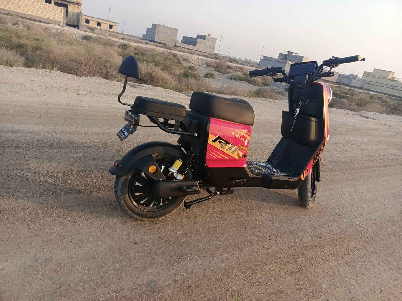 دراجه شحن( R11 )مديل (2026) نوعيه قويه وتتحمل الأوزان الثقيلة وسرعت الدراجه بل عداد (120) و ملفها 1800اي نقوصات ما بيها  (خمس بطاريات كبار 32 امبير) اقوه شي كلشي اصلي الشاحنه ول مرايات مالاتها ول وصل موجود دراجه شوفت العين خاليه من اي عطل و انضف من جديده سبب لبيع محتاج فلوسها سعر (610) جايبها ب (700) من لوكيل سعر(610)مجالها قليل وبل عافيه عل ياخذها العنوان البصره قضاء شط العرب الفيحاء قرب جسر خالد الرقم (***********) واتساب
