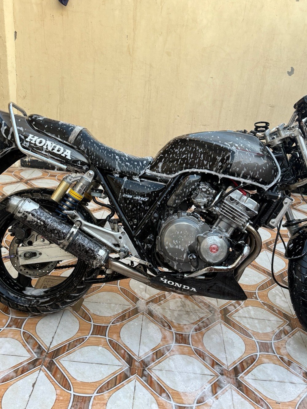 النوع سيبي فور 400جيل اول شرط كلها بلاد الدراجه ماشيه 4000دراجه زيرووو صارلها 4اشهر من نزل من معرض الهوندا من كركوك دراجه شكد ماكول عليها جديده بعد اجدد مشروطه من كلشي بلجيسسس العنوان 
ديالى المقداديه 
