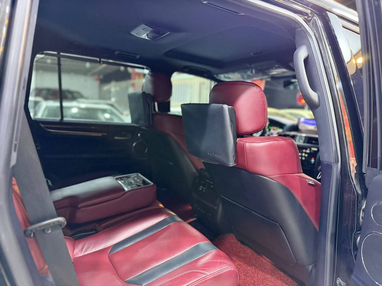 السلام عليكم لكزز سوبر سبورت موديل 19 رقم بغداد تحويل مباشر ماشيه 57 حقيقي داخل قرميدي احمر سيارة جديدة بالباكيت مكفوله تحويل مباشر التواصل ***********
