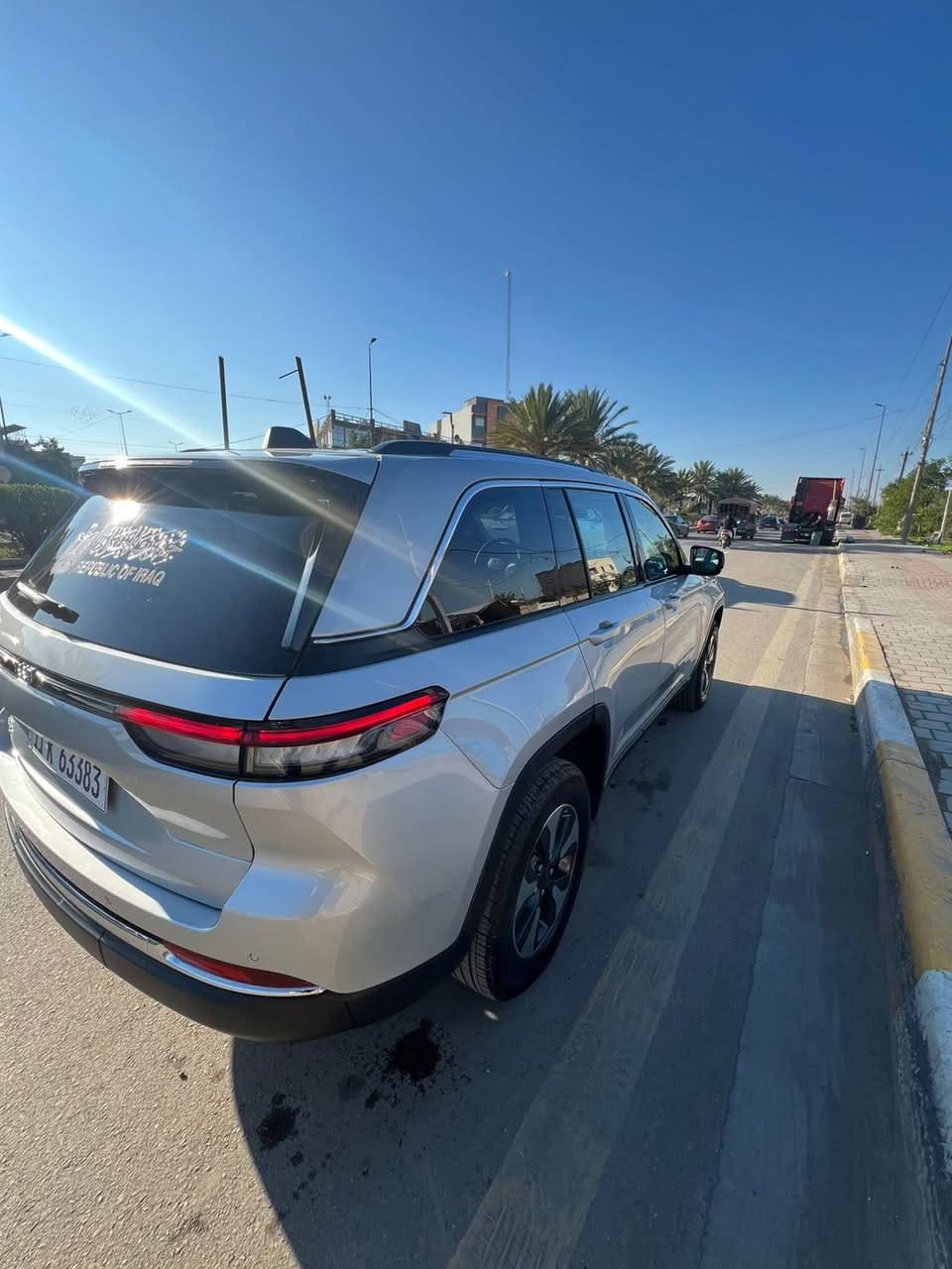 للبيع جيب كراند شيروكي لمتد هايبرد بلك ان 5 راكب
وارد امريكي فول مواصفات 
السياره حادثها جداً بصيط بابين تبديل نفس الون وصبغ كد شبر جاملغ ايمن 
‏ Grand Cherokee limited 4Xe 2023 2.0L 
رقم بغداد بسمي تحويل ثاني يوم 
ماشية 26 الف 
🟫 حجم المحرك ٢٠٠٠ تيربو جارج ٣٧٥ حصان مع محرك الكهرباء  
نظام الشحن : الشحنة الوحدة تمشيك ٤٥ كيلو بدون بانزين نهائيا يعني بالداخل متحتاج بانزين بس اشحن كهرباء  
داخل السياره لون اسود جلد 
🔴محرك تيربو + هايبرد + بلك ان  3 انظمة السائق يختار 
🔴 حساسات خلفية
🔴 ‏‎حساسات جانبيه بالمري
🔴 خمسة راكب 
🔴 رادار 360 درجة
🔴  تحديد مسار   
🔴  تبريد قطعتين
🔴 ثلاث انضمة قيادة 
🔴 بانوراما 
🔴 دفع رباعي. 
🔴 كير ماوس مع وضعيات القياده المختلفه للجبال والطرق الوعره والرمال والطين
🔴 شفتات ستيرن 
🔴 هاند بريك بصمه 
🔴مقود جلد + تدفئة 
مواصفات 
1️⃣ لايتات لد 
2️⃣ هيترات في الكشن 
3️⃣ شاشات عدد 2 شاشة  الحجم الكبير للراكب منفصلة 
4️⃣ كراسي خزن ميموري  
5️⃣ سستم صوت ALPINEو دمام خلفي بلادي 
6️⃣ تشغيل عن بعد
7️⃣ نظام محاكاة العجلة الذكي 
8️⃣ نظام ملاحة 
9️⃣ نظام قيادة ذاتية بريك امامي خلفي اوتو (توقف ذاتي 
السعر 31000$ وبيها مجال  
مكاني بغداد الشعب سوق شلال
رقم الهاتف ***********
